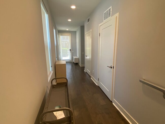 Building Photo - Beautiful Townhouse 3 Bedroom + 3 Bathroom