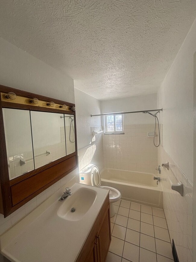 Building Photo - Charming 2-Bedroom Property in Prime Location