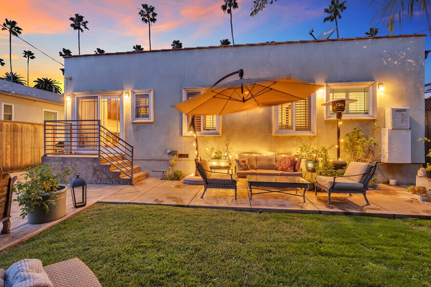 Building Photo - 326 N Doheny Dr