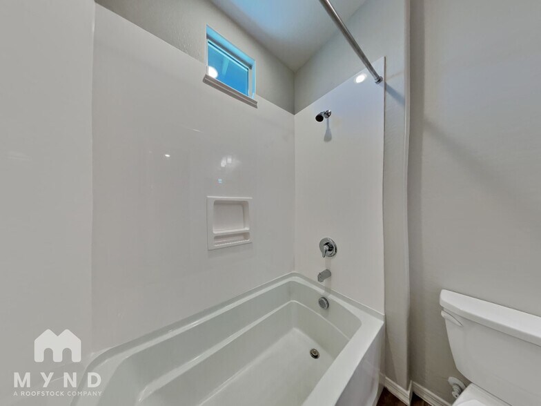 Building Photo - 15093 W Latham St