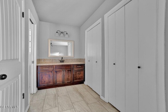 Building Photo - 3709 Roslyn Dr