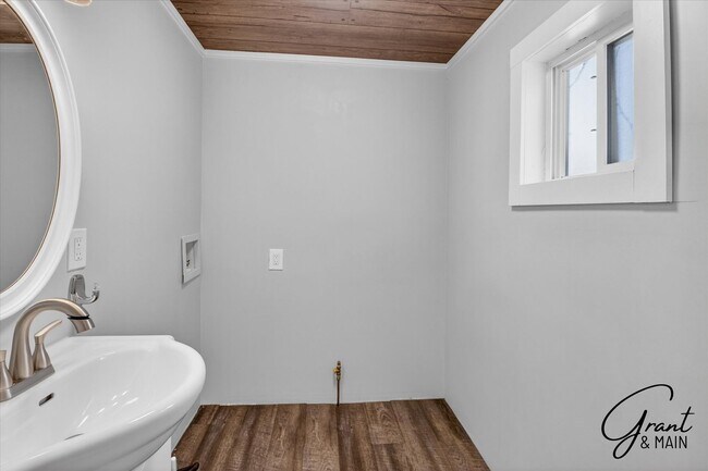Building Photo - 2315 Yemans St
