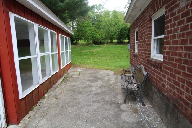Building Photo - Large 4 bedroom, 2 bath home for rent in R...