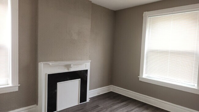 Building Photo - "Charming 3-Bedroom Retreat in the Heart o...