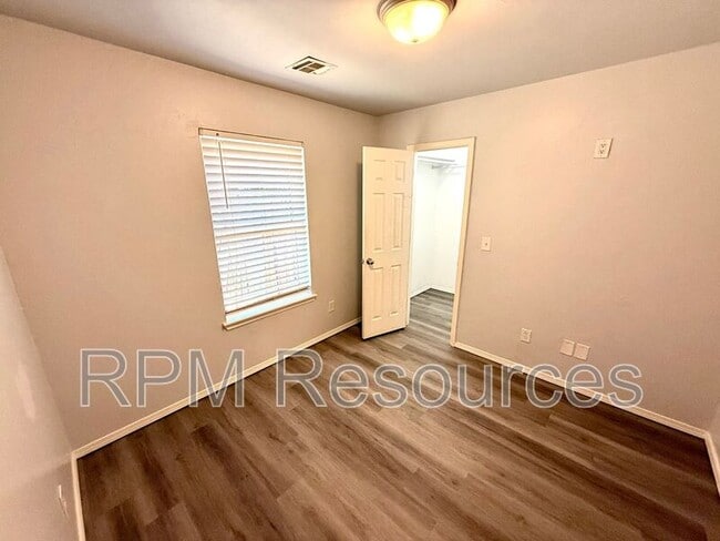 Building Photo - 520 S Castle Ridge Ln