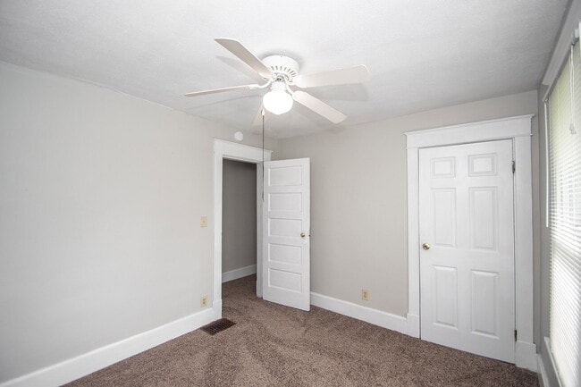 Building Photo - "Charming 3-Bed Duplex Retreat on E Ohio S...