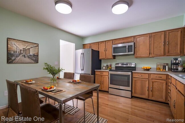 Building Photo - 1237 Oakwood Ct