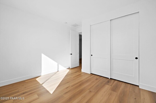 Building Photo - 5992 Finch Pl