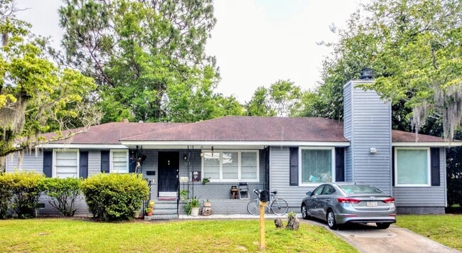 Building Photo - 2211