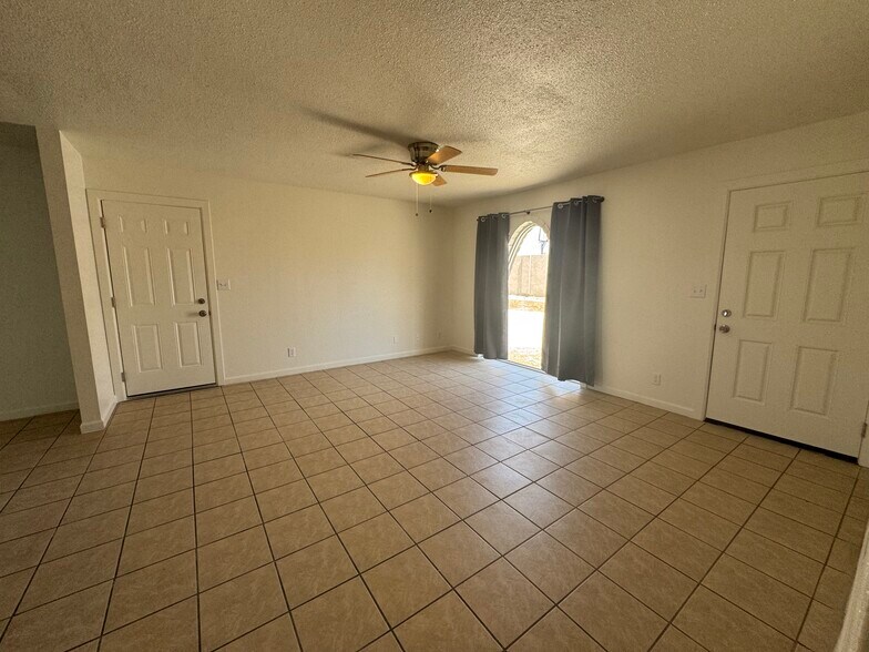 Livingroom / entrance - 3611 Buena Vista Ave