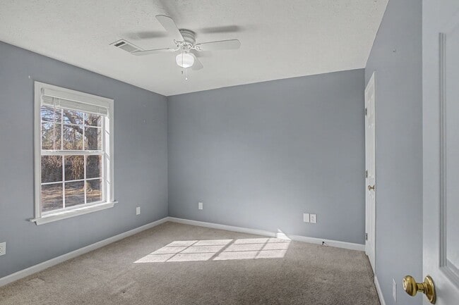 Building Photo - Now Available! 3 Bed 3 Bath Duplex