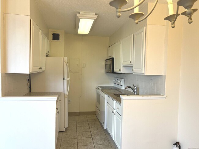Building Photo - 44 Strawberry Hill Ave