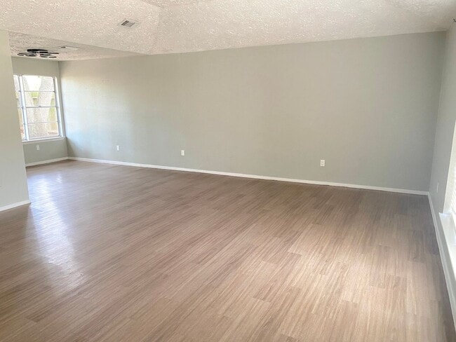 Building Photo - MAKE THE SMART MOVE TO SOMMERALL