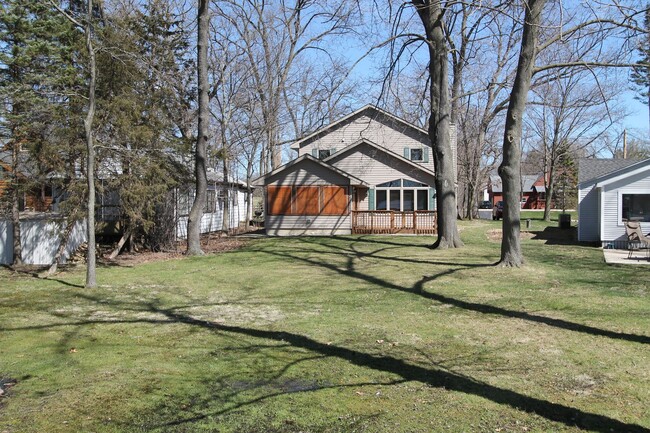 Building Photo - 3 Bedroom Lakefront Home