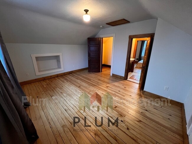 Building Photo - 208 Cedar St