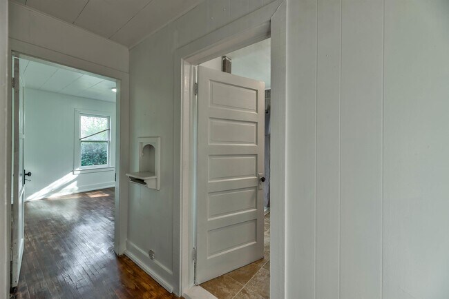 Building Photo - 425 3rd St