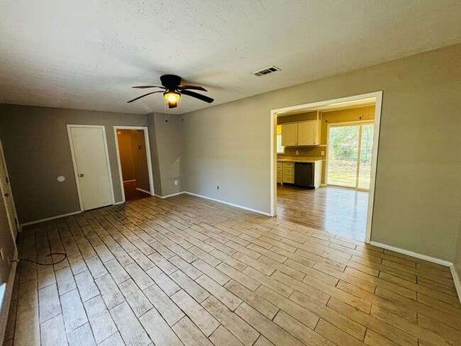 Building Photo - 130 E Woodcrest Dr