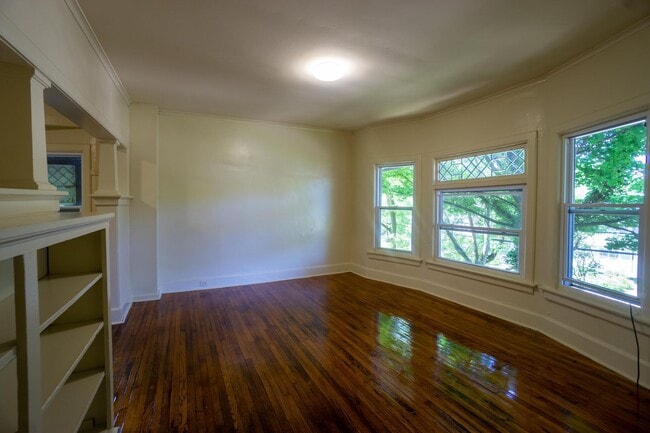 Building Photo - Available 6/1/26 Single Family Home Near C...