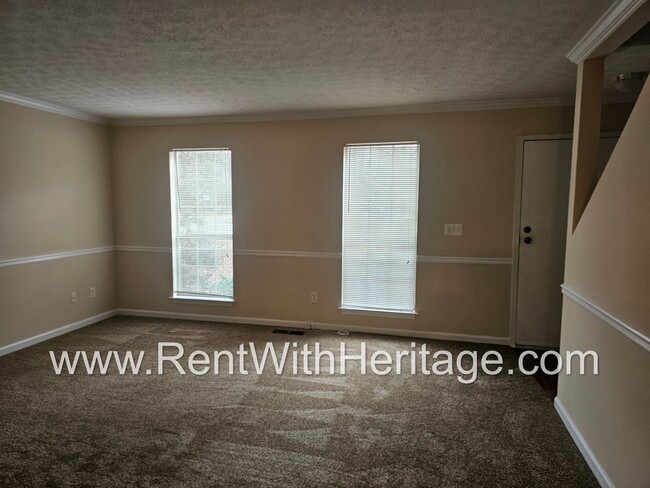 Building Photo - AWESOME 2 BEDROOM / 1.5 BATH APARTMENT IN ...