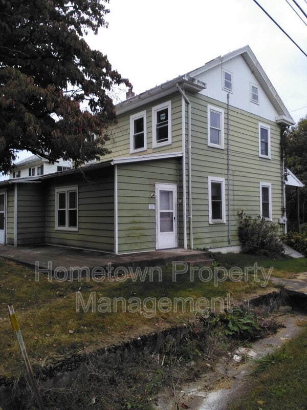 Building Photo - 272 River Rd