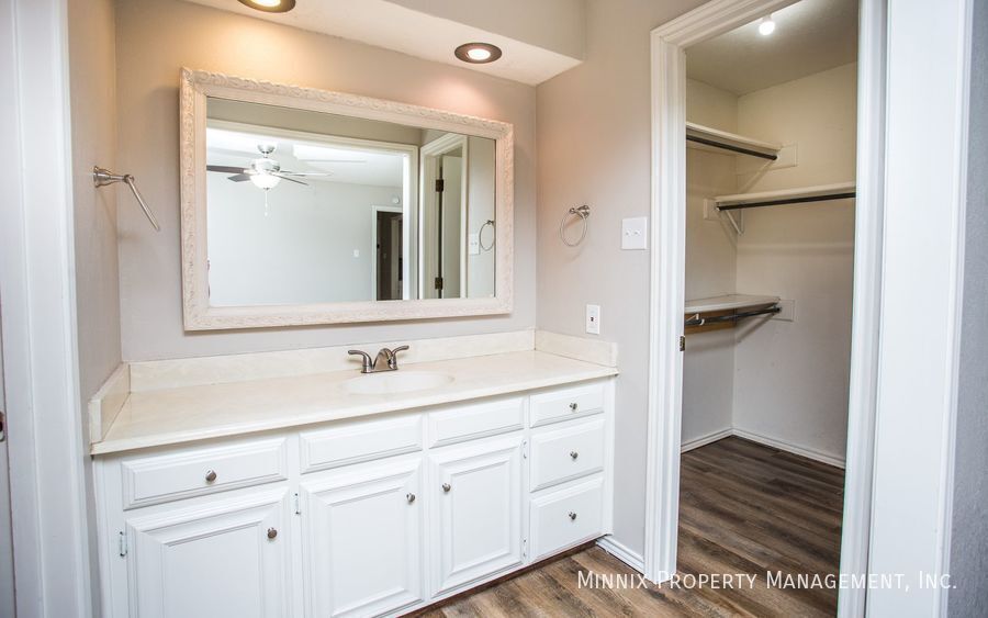 Building Photo - 3401 Essex Ave