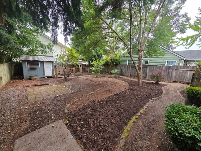Building Photo - Charming home on quaint cul-de-sac!
