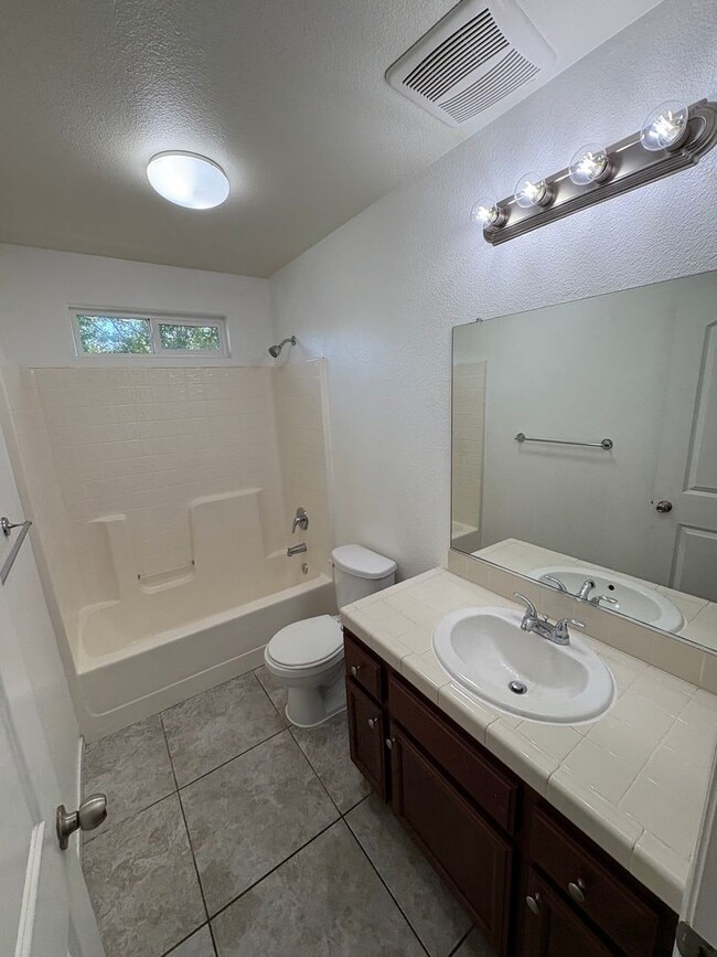 Building Photo - Tulare home move-in ready!