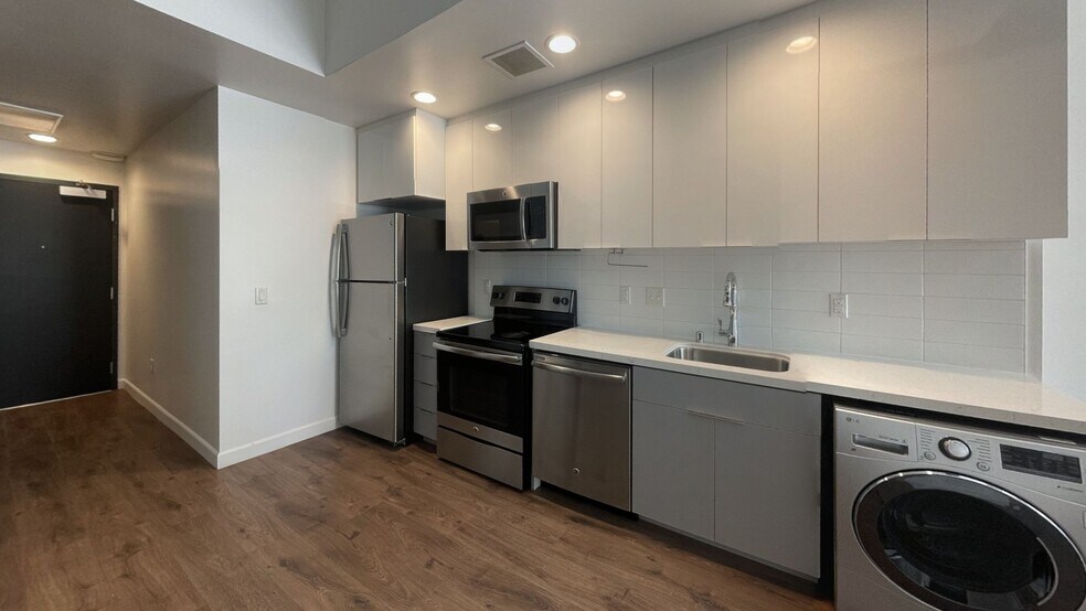 Building Photo - 3550 W 6th St