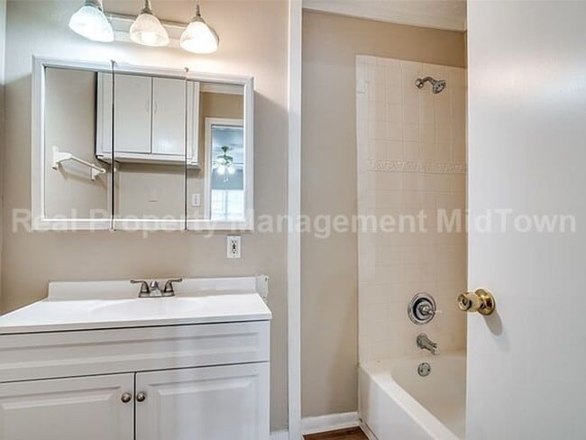 Building Photo - Charming 3-Bedroom Home with Spacious Yard...