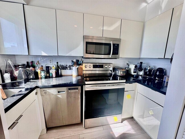 Building Photo - 5900 Collins Ave
