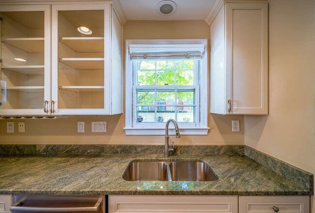 Building Photo - Charming End Townhouse in Prime North Old Town Location
