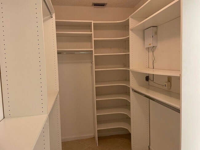 Building Photo - 420 Ashwood Pl
