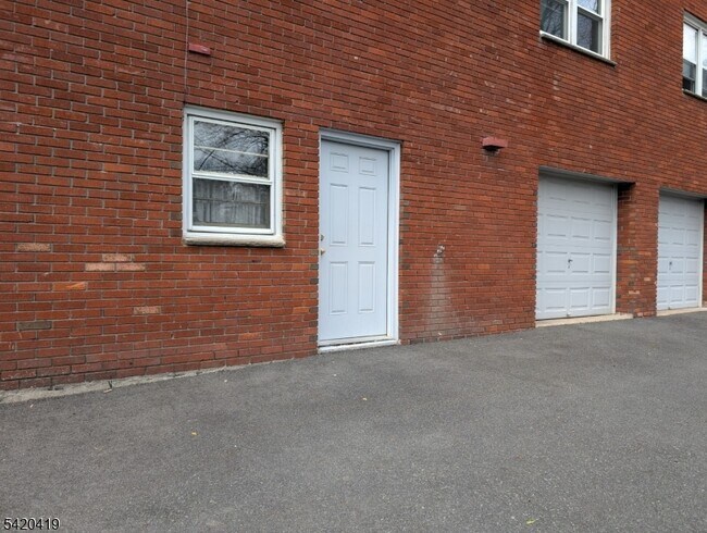 Building Photo - 48 Mt Kemble Ave