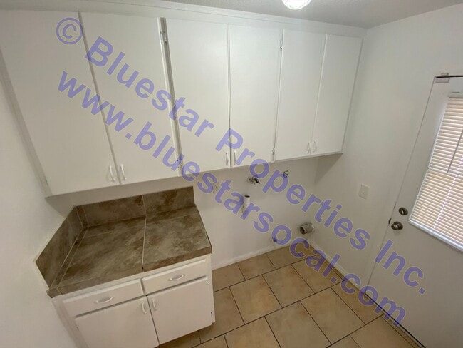Building Photo - Just Listed in Apple Valley!!!