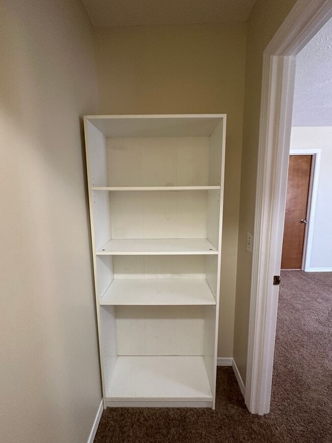 Building Photo - 2 bed 2 bath townhome, perfect location!