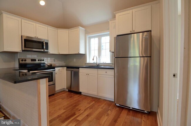 Building Photo - 400 W Wayne Ave