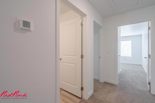 Building Photo - Dog Friendly! 3 Bedroom 2 Bathroom Townhome in Long Valley.