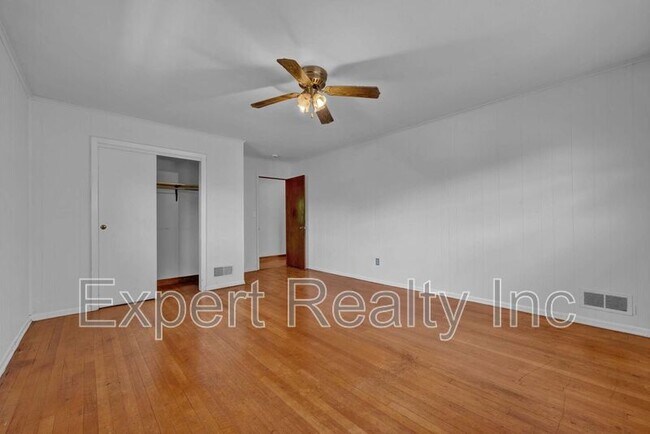 Building Photo - 2249 4th Pl Cir NE