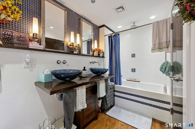 Building Photo - 591 Orange St