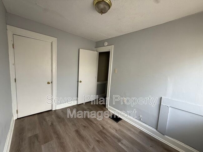 Building Photo - 1044 E 16th Ave