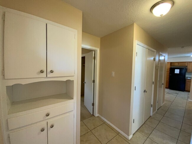 Building Photo - 3 Bedroom Single Story Home Near Juan Tabo...