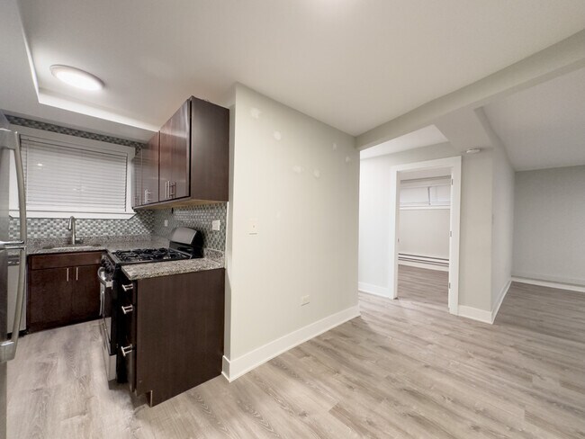 Building Photo - 4432 N Wolcott Ave