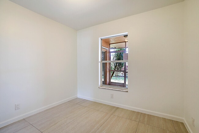 Building Photo - 320 NE 42nd St