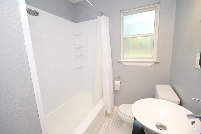 Building Photo - Modern Comfort in a Prime Location – 3-Bed...