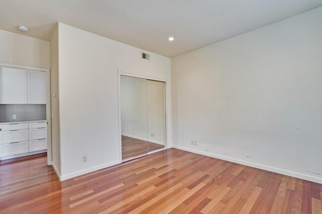 Building Photo - Beautiful and spacious 3 bedroom 2.5 bath ...