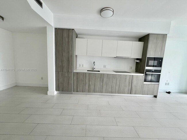 Building Photo - 2900 NE 7th Ave