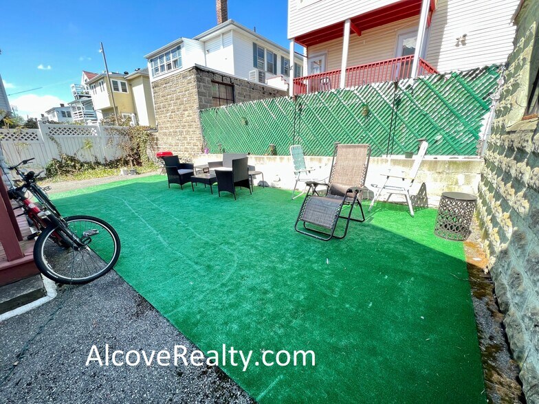 Building Photo - 39 Sterling St