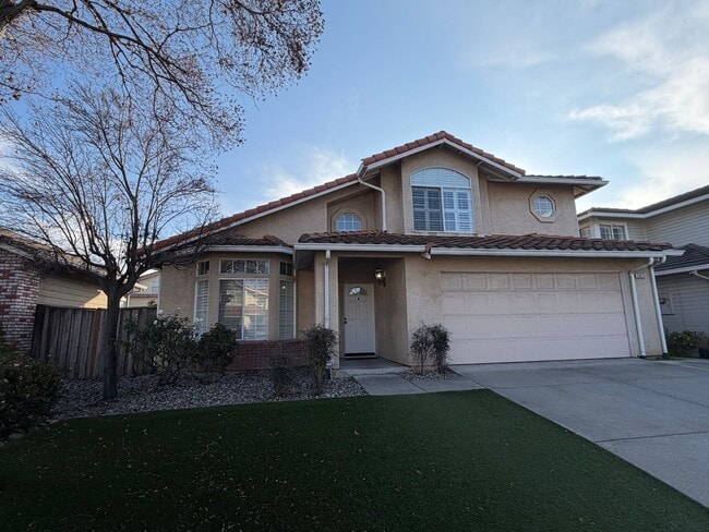 Building Photo - Welcome to this stunning 4 bedroom 2.5 bathroom home located in Hayward