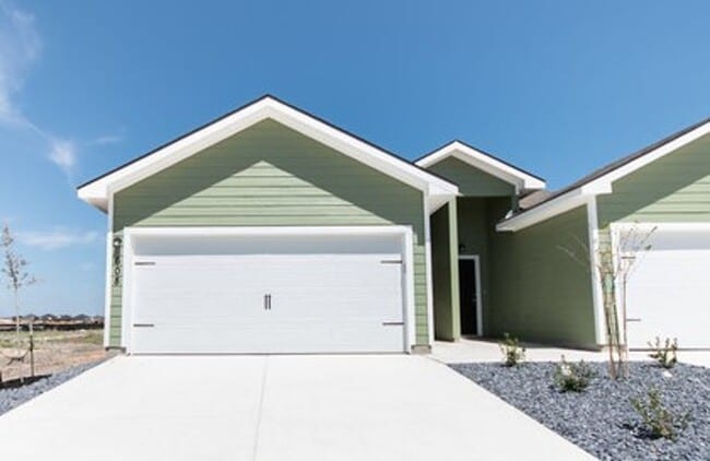 Building Photo - Luxury Duplex in Seguin! (Navarro ISD)
