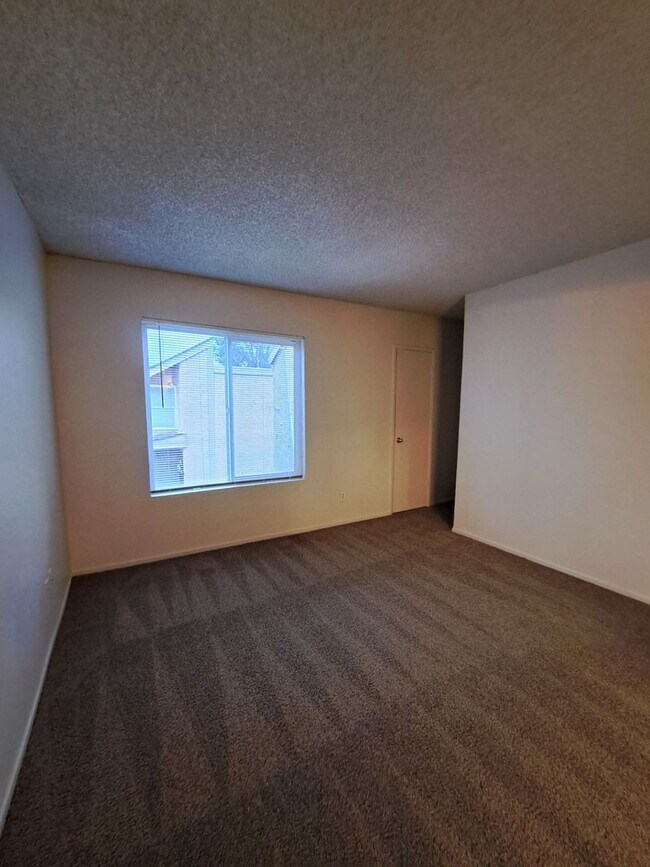 Building Photo - Charming 2-Bedroom Townhome in Fresno – Spacious Layout, Modern Kitchen & Community Amenities!